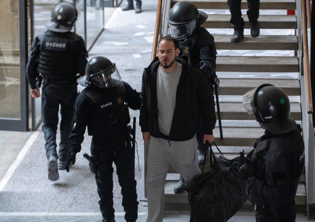 Pablo Hasel é detido pela polícia, em 16 de fevereiro de 2021 — Foto: Lorena Sopena/Reuters
