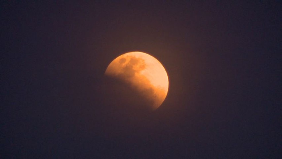 Eclipse lunar parcial em foto de 2019 — Foto: Reprodução/ TV Gazeta/Arquivo