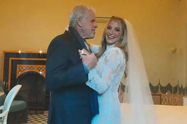 Registro do vídeo de casamento de Ron Perlman e Allison Dunbar (Foto: Instagram)