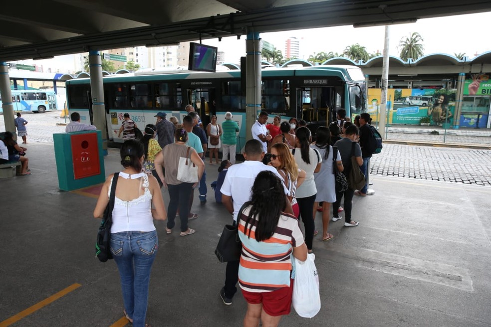 Terminais de ônibus em Fortaleza vão passar a ser administrados por empresas privadas.  — Foto: Natinho Rodrigues/SVM