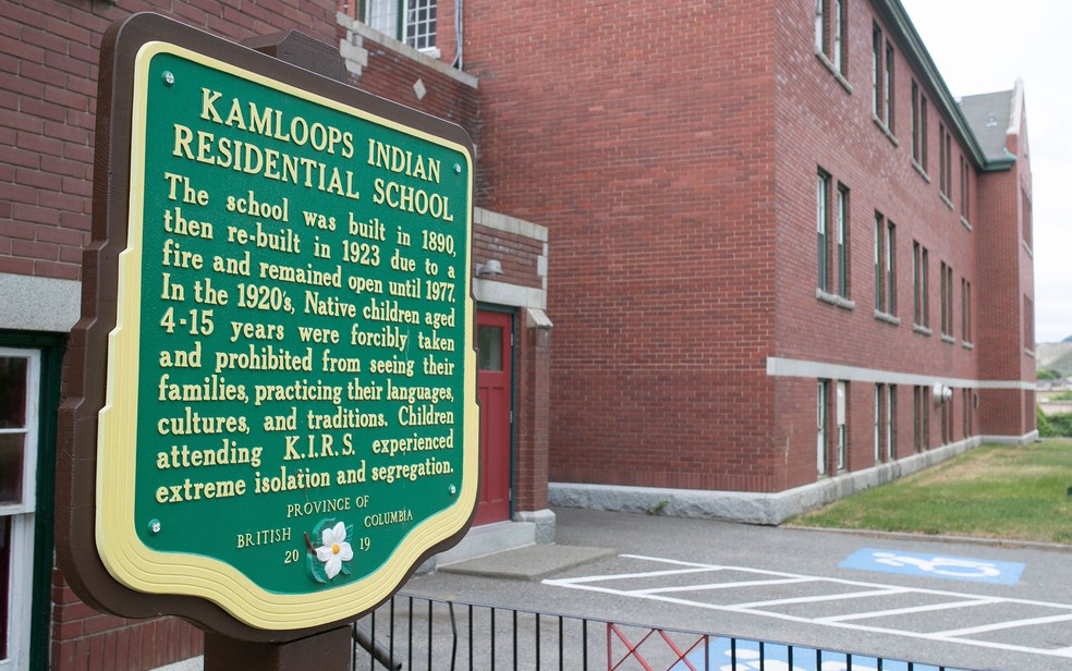 Placa na entrada da antiga Escola Residencial  Kamloops Indian, em British Columbia, no Canadá — Foto: Andrew Snucins/The Canadian Press via AP