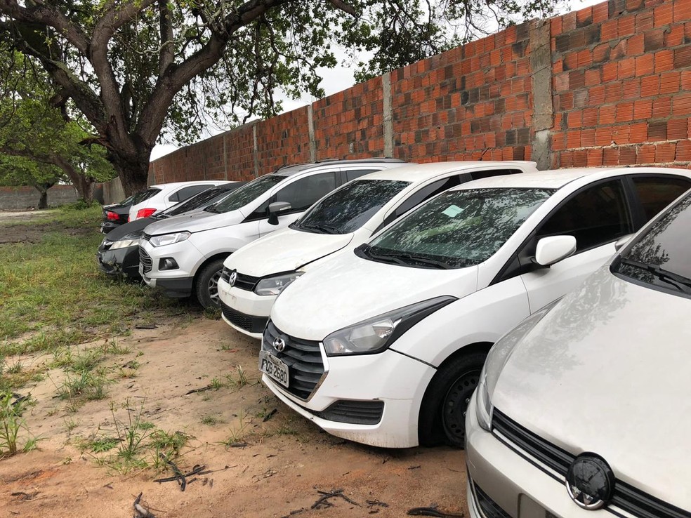 Carros apreendidos e estacionados em delegacias de Fortaleza e RMF. — Foto: Marina Alves/ Sistema Verdes Mares