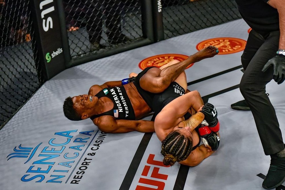 Jaqueline Amorim finaliza Loveth Young no LFA 125 e é campeã peso-palha — Foto: Divulgação / LFA