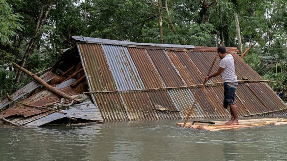 Enchente ocorrida em junho em Bangladesh foi considerada uma das piores da história do país — Foto: Getty Images via BBC