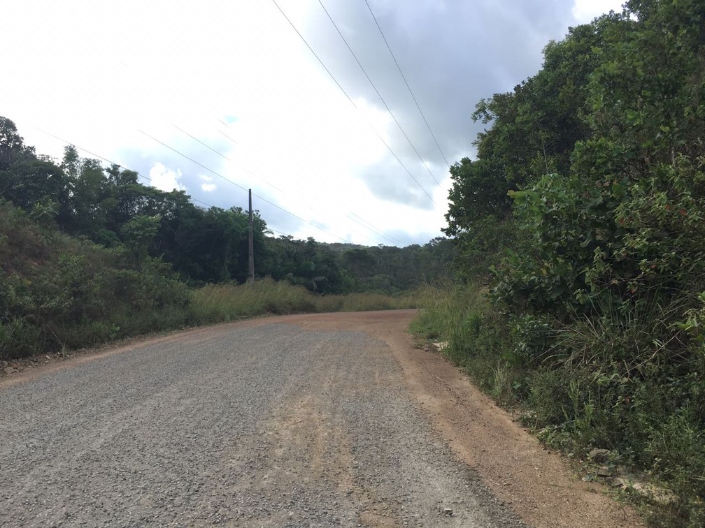 Estrada de barro que liga BA-001 à comunidade de Matarandiba (Foto: Alan Oliveira/G1)