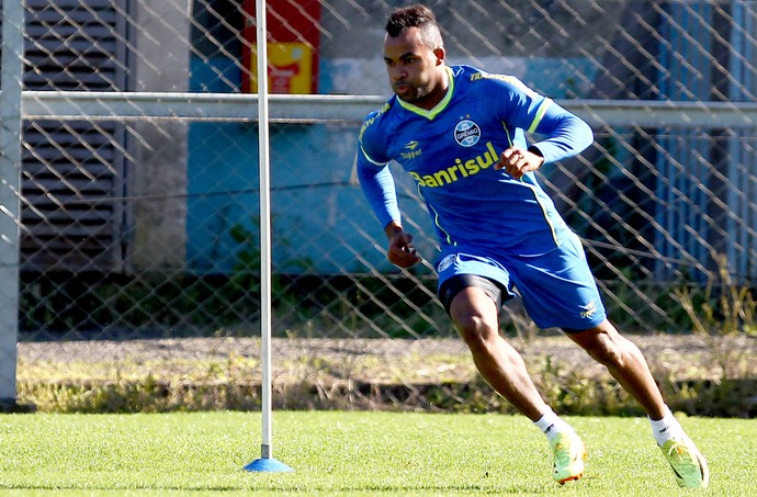 Grêmio se reúne com agente e tenta antecipar o retorno de Fernandinho