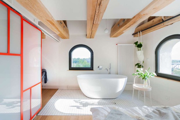 Décor do dia: sala de banho moderna em prédio histórico (Foto: Znamy Sie)