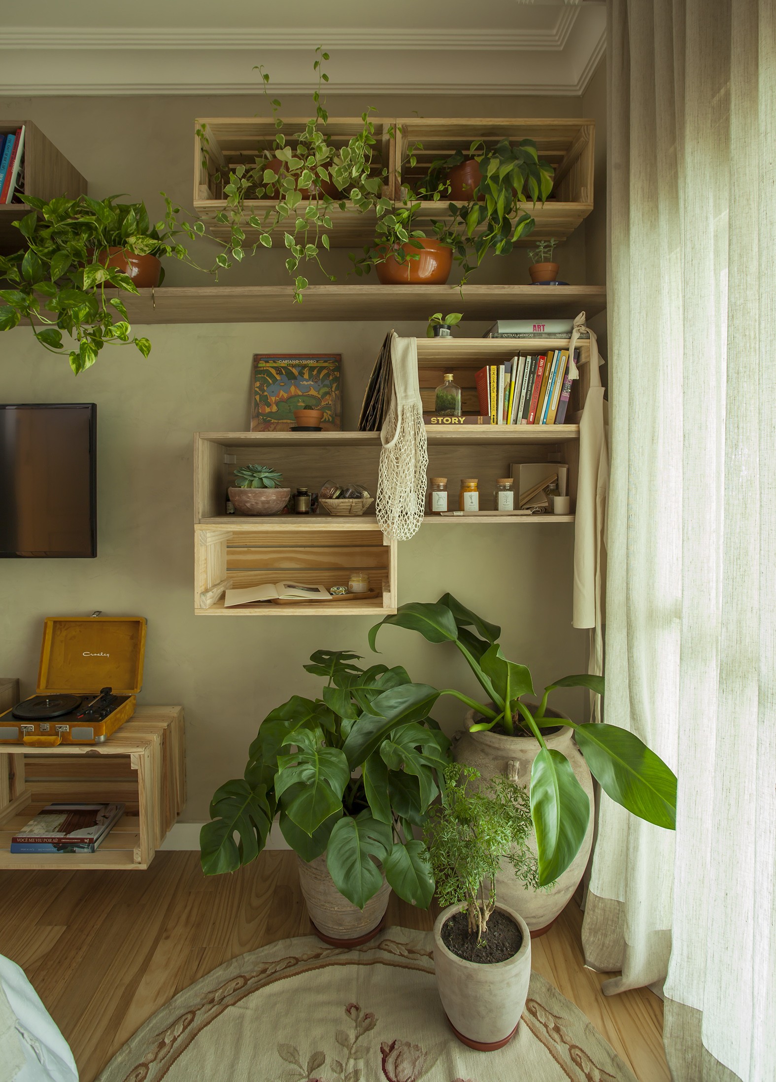 A arquiteta Karina Korn projetou este quarto para uma jovem cineasta de 22 anos que queria uma uma casa com “cara” de jardim. Foram utilizados pallets e plantas como jibóia, suculentas e costela-de-adão (Foto: Divulgação)