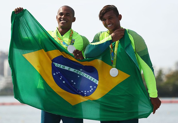 Erlon de Souza Silva e Isaquias Queiroz dos Santos comemoram a medalha de prata na canoagem dupla masculina prova de 1000 metros na Rio 2016 (Foto: Ryan Pierse/Getty Images)