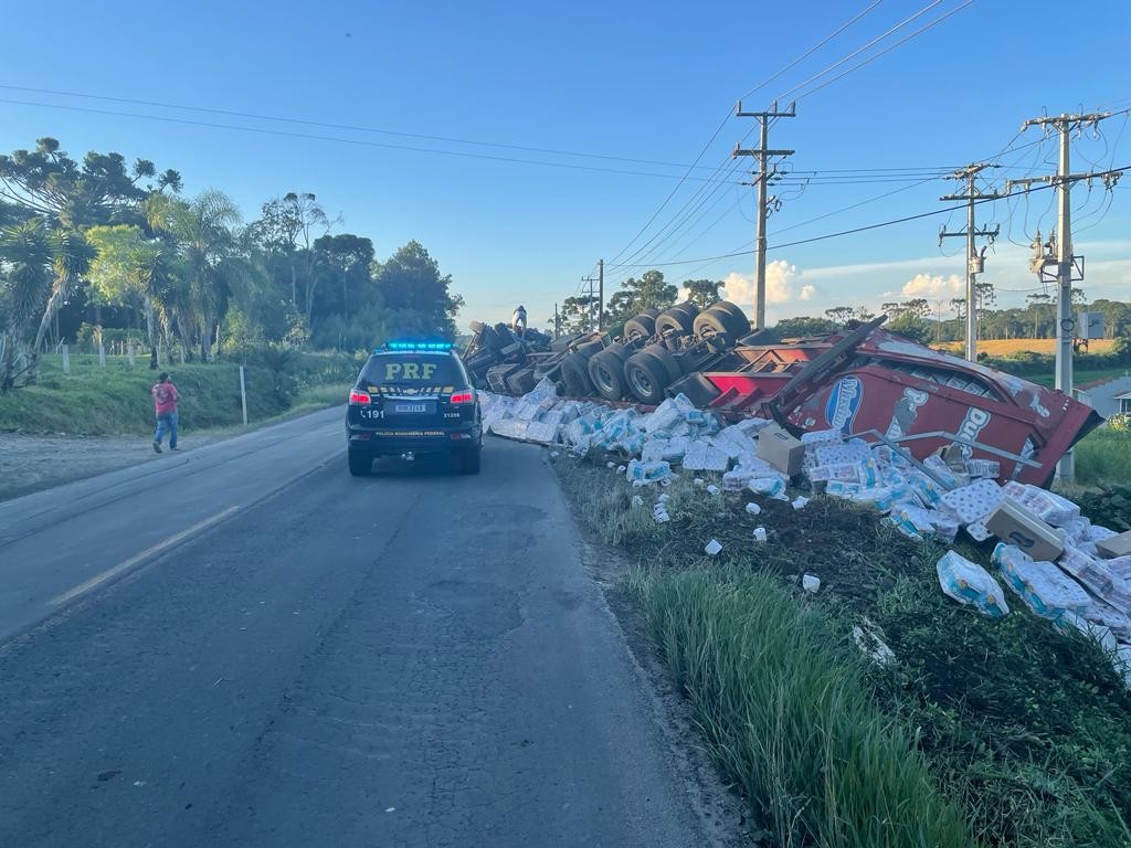 Caminhão carregado com papel higiênico tomba e espalha parte da carga na BR-153, em Rebouças