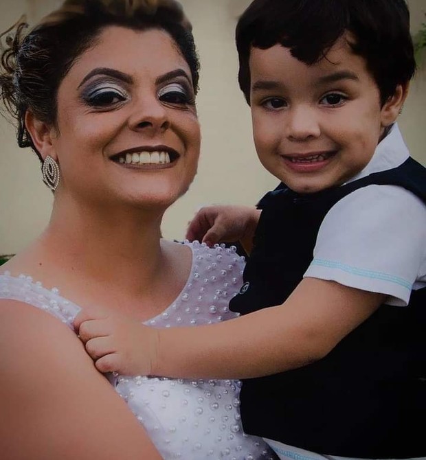 Adrieli, em seu casamento, com Vinicius ainda bebê (Foto: Arquivo pessoal)