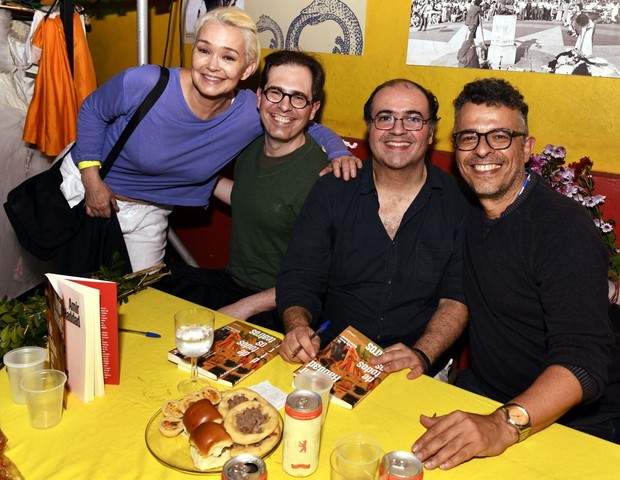 Julia Lemmertz, Daniel Schenker, Claudio Mendes e Gustavo Gasparani (Foto: Cristina Granato/Divulgação)