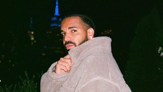 Serasa manda recado para Drake em notícia que ele não devolveria cachê de show cancelado no Lollapalooza