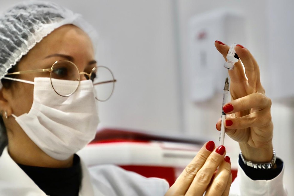 Profissional da saúde segura seringa com vacina contra Covid-19  — Foto: Cristiano Andujar/PMF/Divulgação/Arquivo