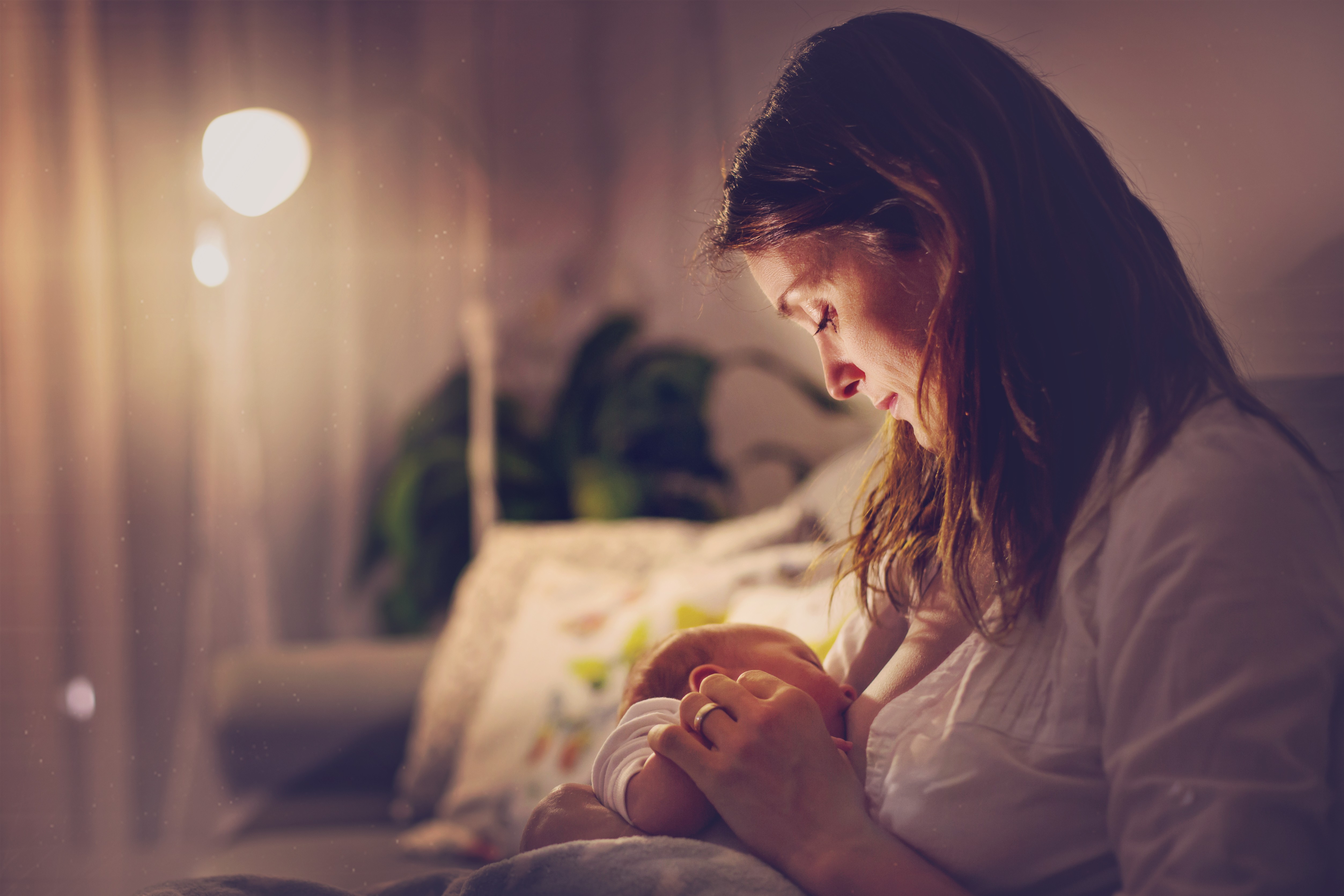 Mãe amamentando à noite (Foto: Getty Images)