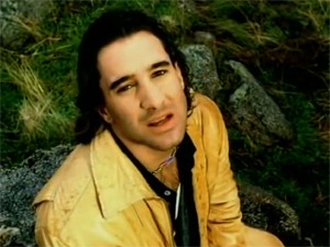 Vocalista do Creed no clipe do hit 'With arms wide open', de 2000 (Foto: Divulgação)