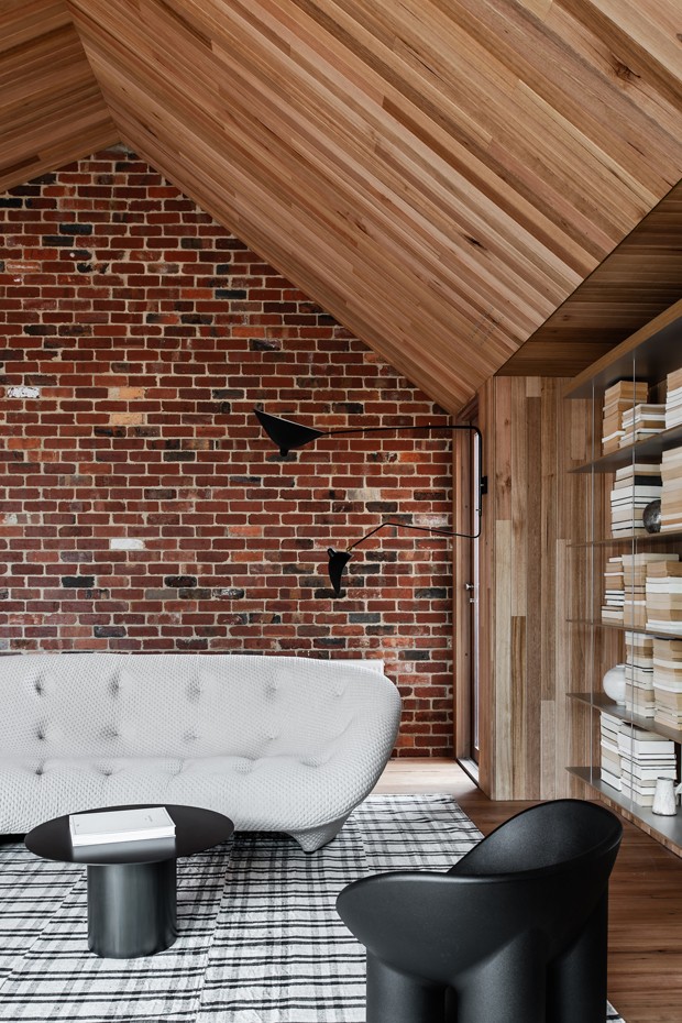 Madeira, tijolos e décor minimalista renovam casa antiga na Austrália   (Foto: Tom Blachford)