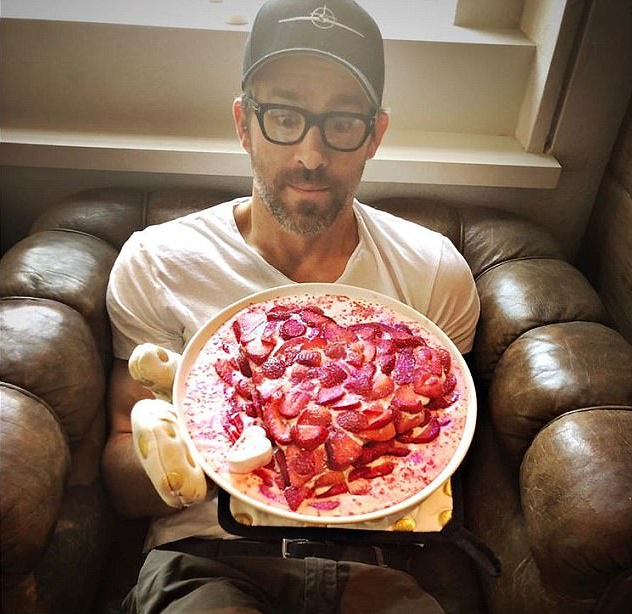 O ator Ryan Reynolds com o bolo que ele fez para a esposa, a atriz Blake Lively (Foto: Instagram)