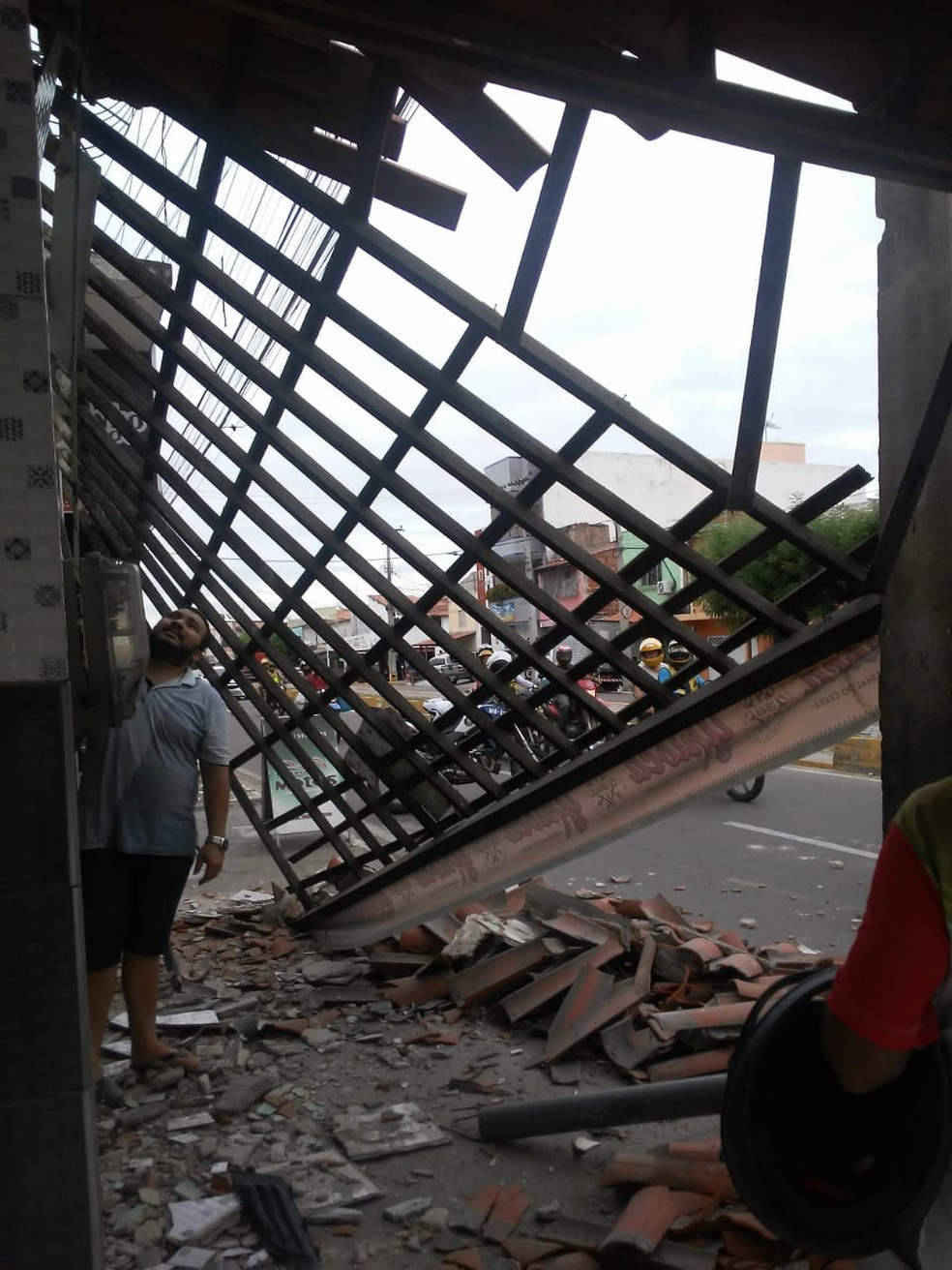 Carro bate em telhado de comércio em Sobral e por pouco não atinge homem que estava sentado no local segundos antes do acidente. — Foto: Arquivo pessoal