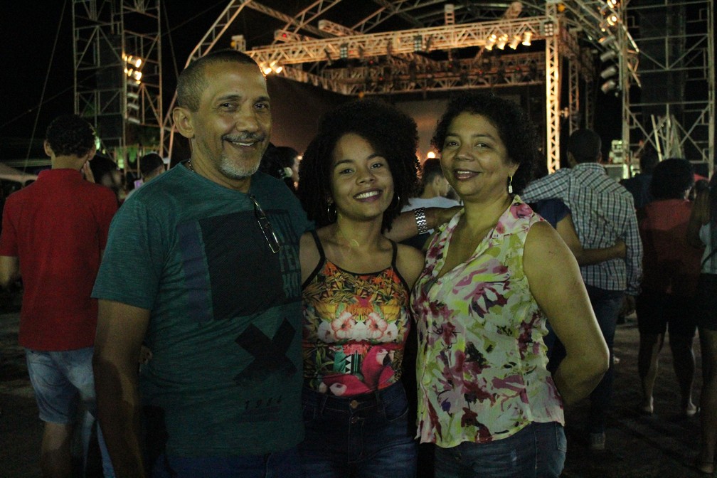 Domingos (a esquerda) veio com a família da zona sul para show municipal do cantor Daniel, em Porto Velho.  — Foto: Pedro Bentes/G1
