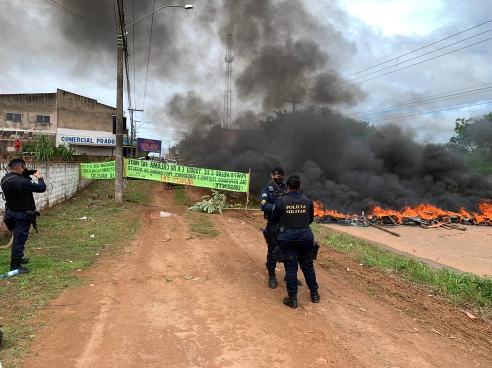Moradores do Bairro Planalto atam fogo em pneus em protesto  — Foto: Eduardo Lima / arquivo pessoal