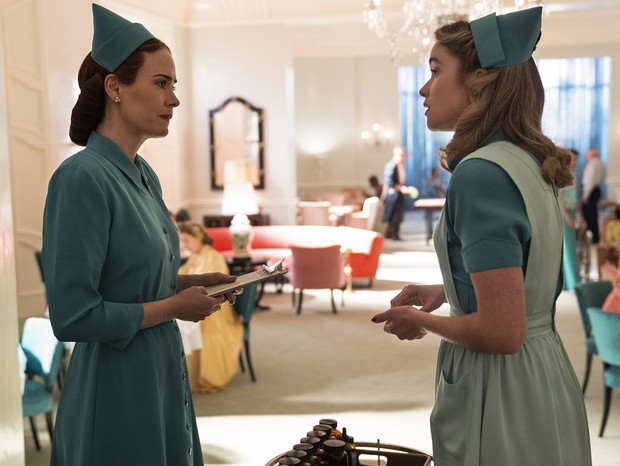 RATCHED (L to R) SARAH PAULSON as MILDRED RATCHED and ALICE ENGLERT as NURSE DOLLY in episode 101 of RATCHED Cr. SAEED ADYANI/NETFLIX  (Foto: SAEED ADYANI/NETFLIX)