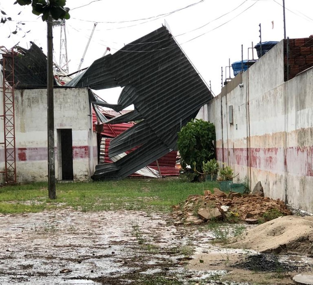 Cobertura da Arena Ytacoatiara, em Piripiri, desaba  — Foto: Reprodução/redes sociais 