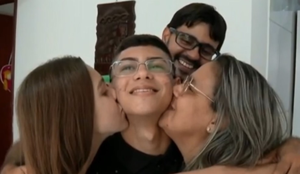 Weverson Pedro e a família, que mora no Grande Recife  — Foto: Reprodução/TV Globo 