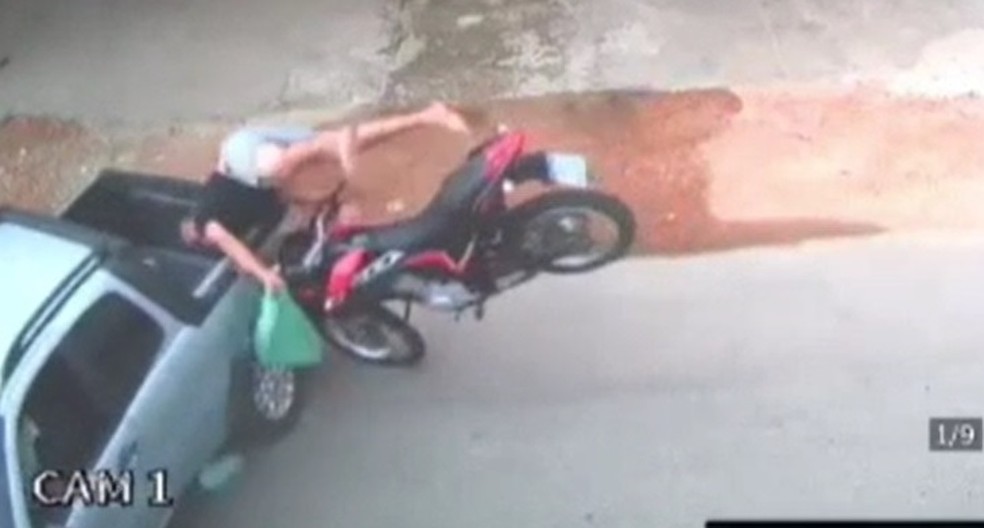 Mesmo após o acidente, o motociclista sofreu apenas ferimentos leves. — Foto: Reprodução