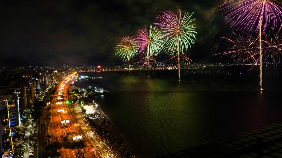 Fogos de artifício no réveillon 2023 de Florianópolis — Foto: Tiago Ghizoni/NSC