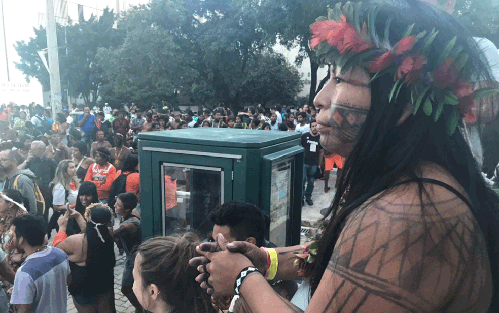 Alessandra Munduruku, indígena em manifestação pela demarcação de terra, em Brasília (Foto: Marília Marques/G1)