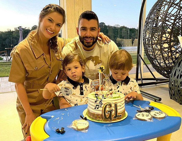 Gusttavo Lima e família (Foto: Reprodução/Instagram)