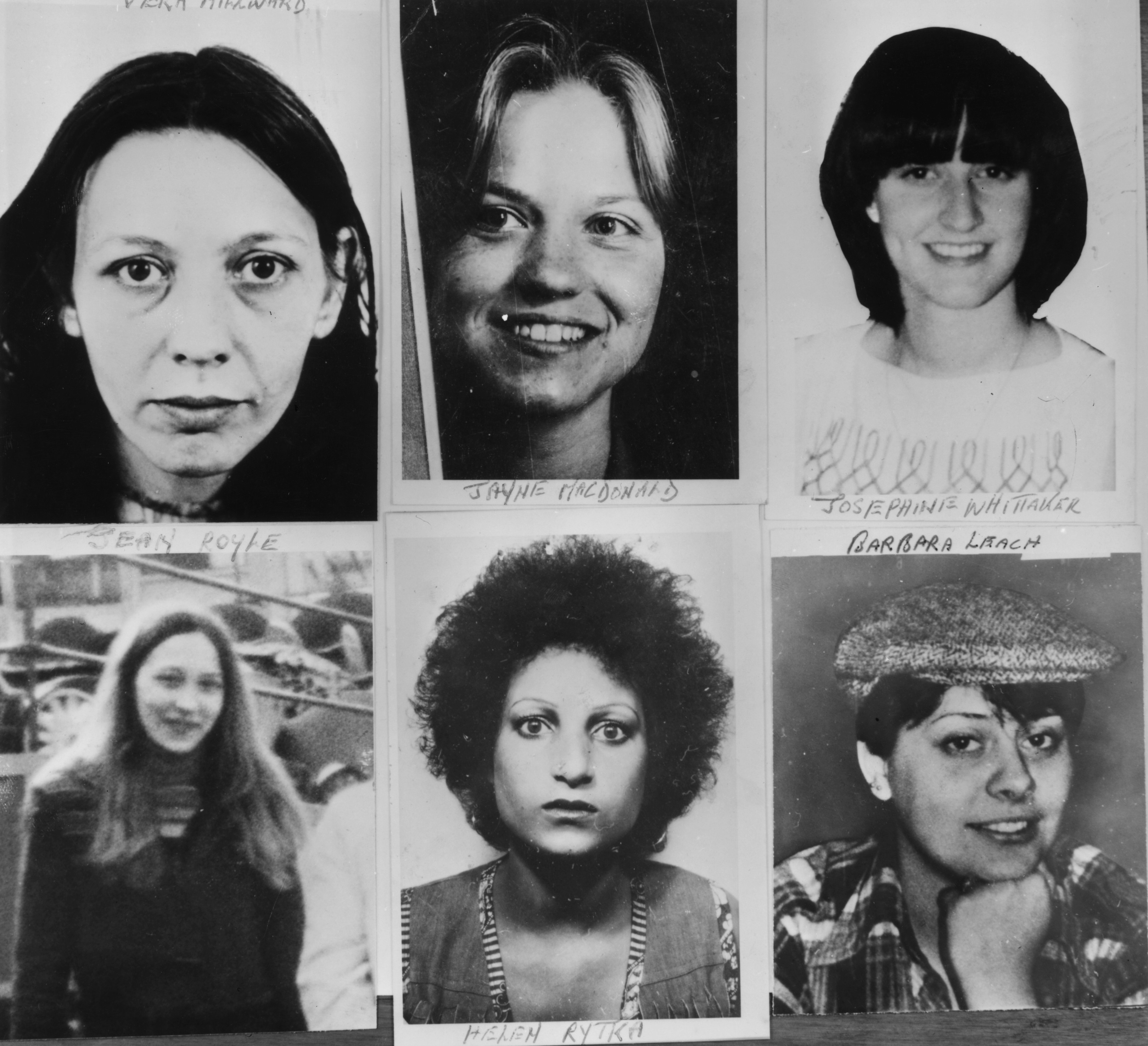 Fotos de seis das vítimas do serial killer inglês Peter Sutcliff apresentadas durante o julgamento do criminoso (Foto: Getty Images)