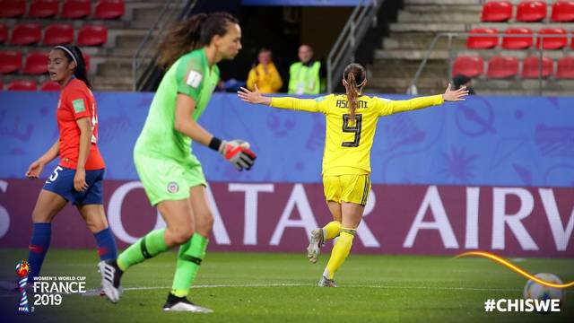 Asllani comemorando primeiro gol da SuÃ©cia na Copa do Mundo Feminina