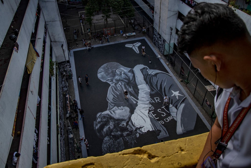 TAGUIG, PHILIPPINES - JANUARY 28: A giant mural of former NBA star Kobe Bryant and his daughter Gianna, painted hours after their death, is seen at a basketball court in a slum area on January 28, 2020 in Taguig, Metro Manila, Philippines. Bryant, who is  (Foto: Getty Images)