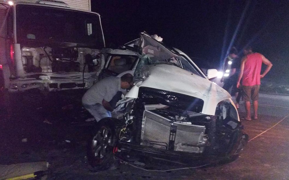 Carro foi atingido por caçamba, invadiu contramão e bateu com caminhão, na BR-116 (Foto: Blog Marcos Frahm)