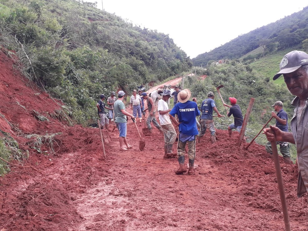 Servidores e moradores trabalham para liberar acesso à comunidade Diamante — Foto: Prefeitura de Bandeira/Divulgação