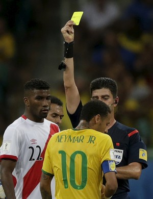 Cartão amarelo Neymar Brasil x Peru (Foto: Reuters)