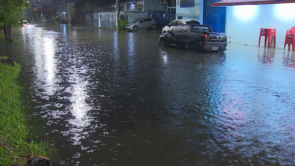 Rua alagada por causa da chuva em Porto Alegre — Foto: RBS TV/Reprodução