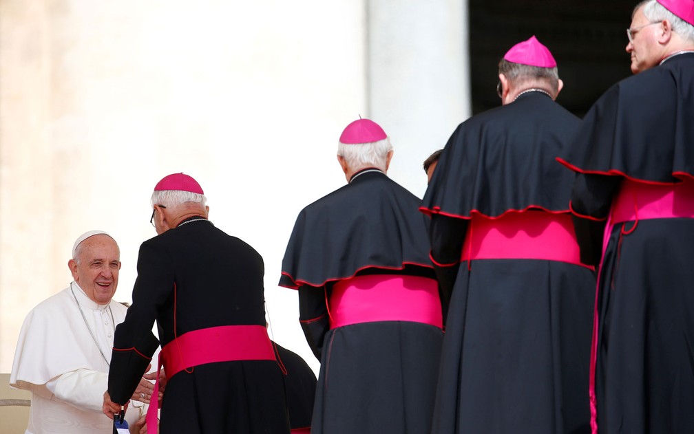 Papa Francisco recebe bispos em foto deste 1Âº de maio; igreja vive polarizaÃ§Ã£o entre simpatizantes do papa e grupos ultraconservadores â€” Foto: Reuters/Yara Nardi