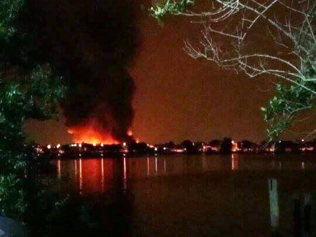 Incêndio pode ser visto do Casqueiro, em Cubatão, SP (Foto: Jadiel Danilo/Arquivo Pessoal)