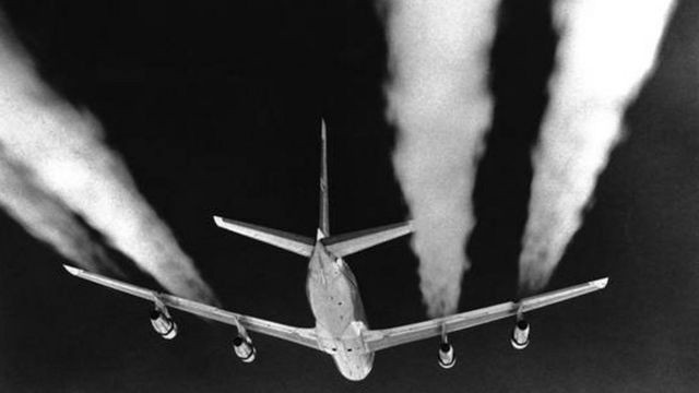 Pesquisas indicam que ajustes relativamente pequenos das altitudes dos aviões poderiam reduzir enormemente o efeito de aquecimento dos rastros de nuvens (Foto: GETTY IMAGES (via BBC))