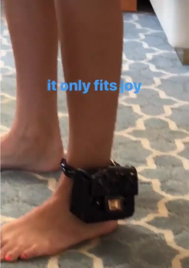 A mini-bolsa de tornozelo de Kendall (Foto: Instagram Stories)