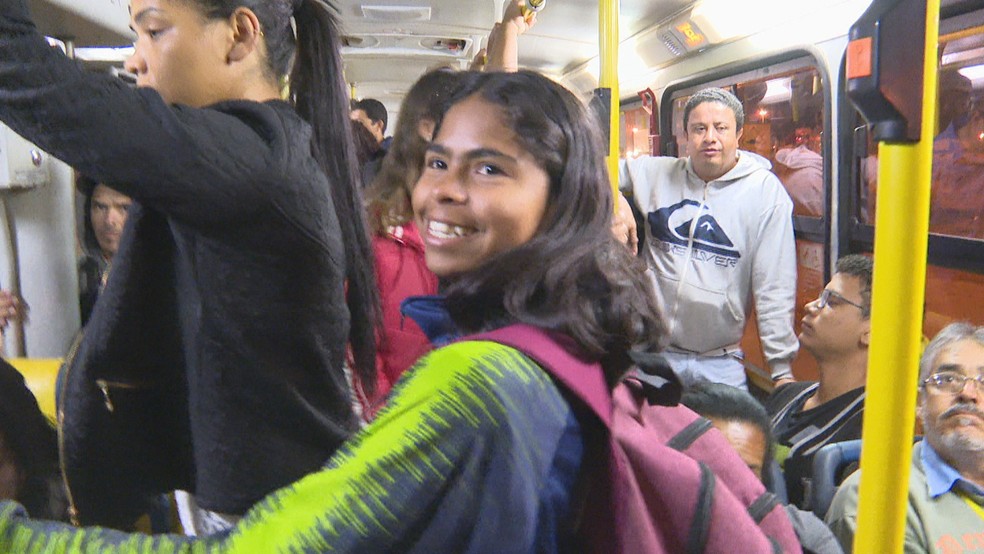 Lívia precisa passar mais de uma hora em pé dentro do ônibus lotado para ir à escola — Foto: TV Globo/Reprodução