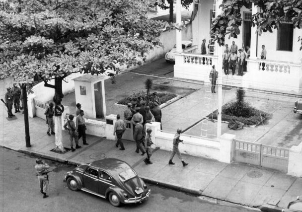 Fusca. O carro parado diante do QG de Artilharia da Costa, no golpe militar de 1964