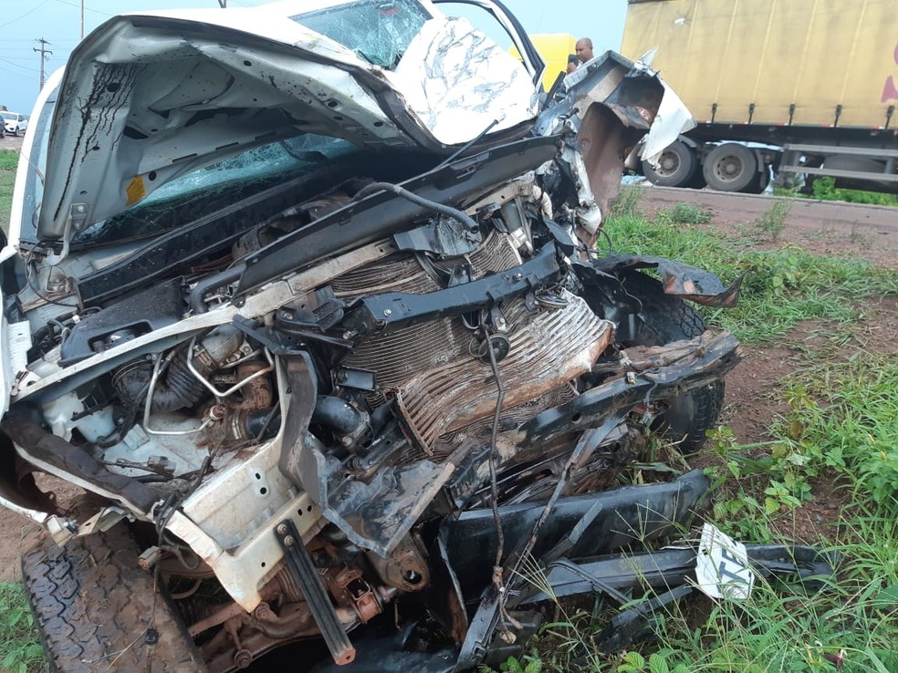 Acidente deixou caminhonete destruída na BR-135. Motorista teve ferimentos leves — Foto: Divulgação/PRF