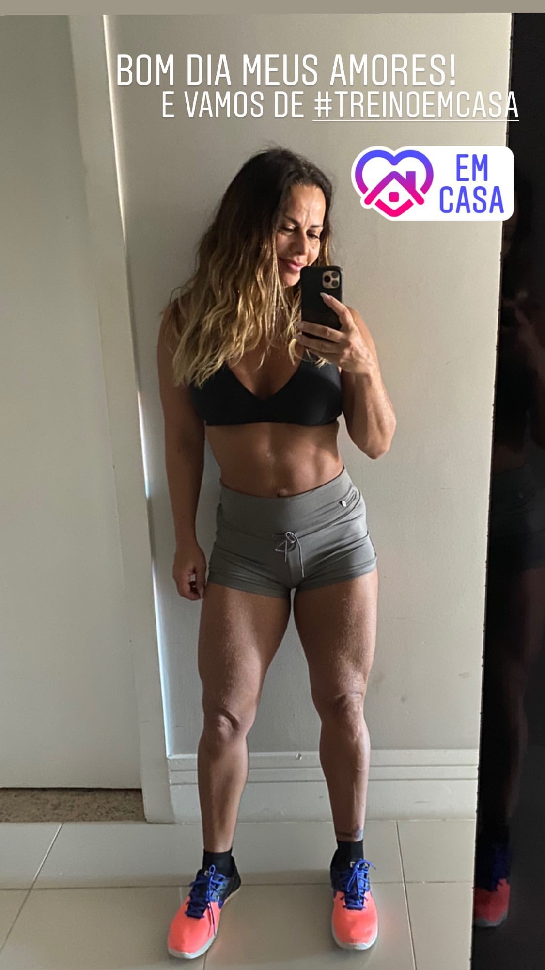 Viviane Araújo treinando em casa (Foto: Reprodução/Instagram)