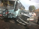 Ônibus e carro da polícia colidem
no Centro de Fortaleza; veja imagem