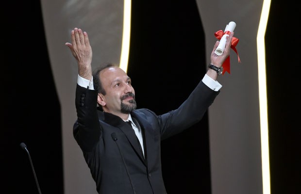 Asghar Farhadi recebeu o prêmio de melhor roteiro por “Foushande” na 69ª edição do Festival de Cannes. (Foto: Valery Hache/France Presse)