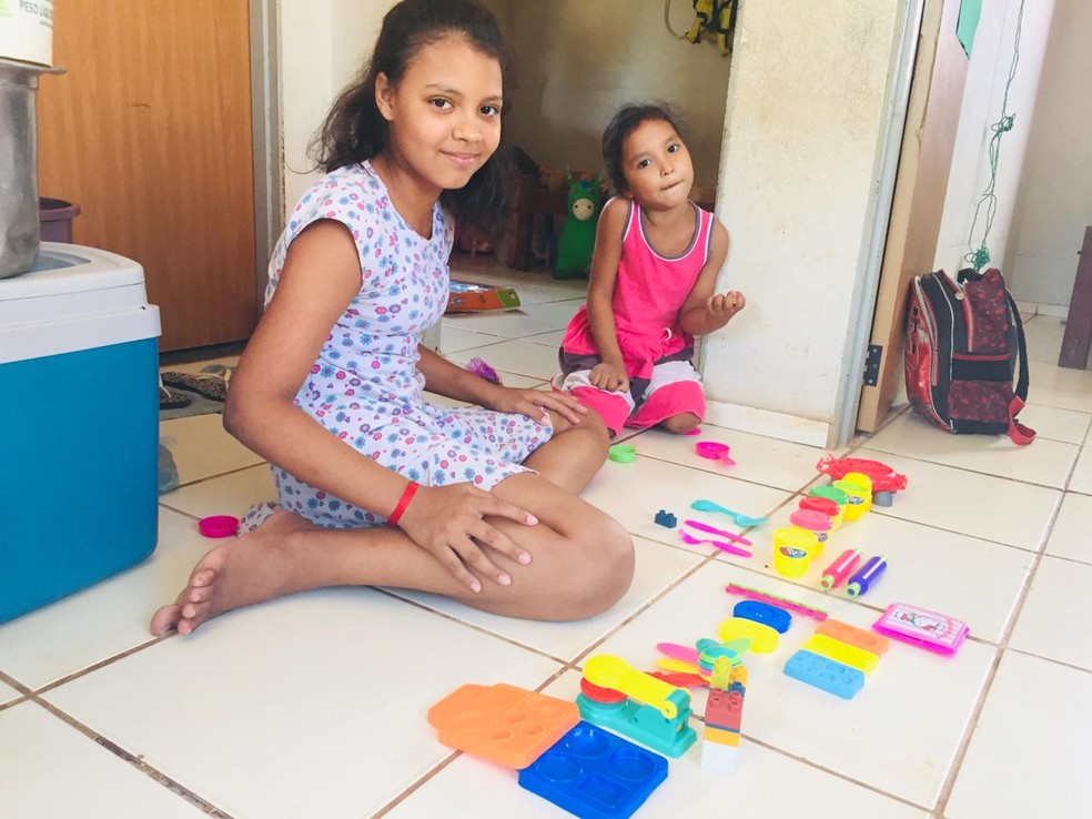 Rafaele e Lara gostam de brincar de casinha durante os intervalos nos estudos — Foto: Geovane Brito/G1